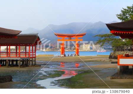 【広島県】日本三景安芸の宮島の大鳥居 138679840
