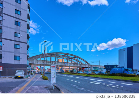 東京都稲城市矢野口の矢野口駅東交差点(鶴川街道,矢野口駅東バス停)付近から北東方向に見る 138680839