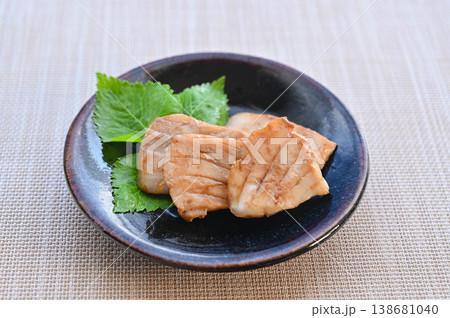ビンチョウマグロの漬け焼き 138681040