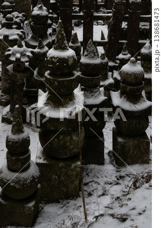和歌山 高野山 奥之院 雪の五輪塔と墓地 冬の世界遺産 供養塔 縦 和歌山 高野山 奥之院 雪の五輪塔と墓地 冬の世界遺産 供養塔 縦 138681473