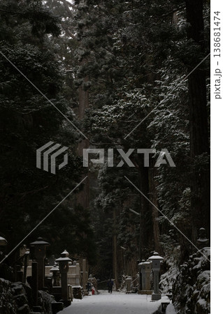 高野山 奥之院 雪の参道 杉並木と灯籠 冬の風景 和歌山 世界遺産 138681474