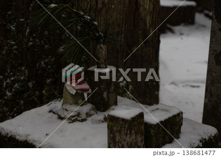 高野山 奥之院 雪の中の地蔵尊 冬の宗教風景 138681477