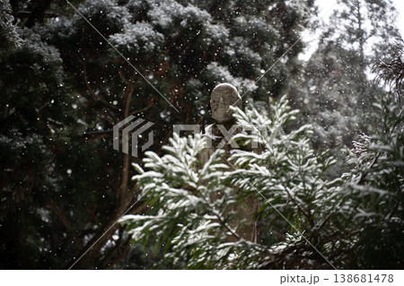 高野山 奥之院 雪の中の地蔵尊 冬の宗教風景 高野山 奥之院 雪の中の地蔵尊 冬の宗教風景 138681478