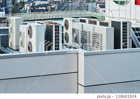 エアコンの室外機 冷房と暖房の設備 空調設備の風景 イメージ素材 エアコンの室外機 冷房と暖房の設備 空調設備の風景 イメージ素材 138681924