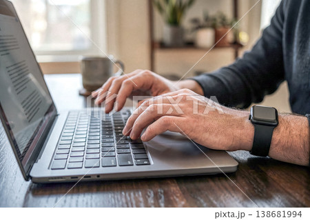 PCで仕事する男性の手元 PCで仕事する男性の手元 138681994