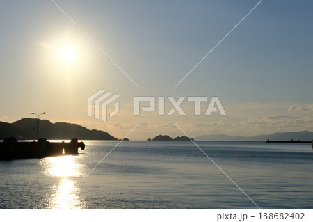 日没が近づく八幡浜港 日没が近づく八幡浜港 138682402