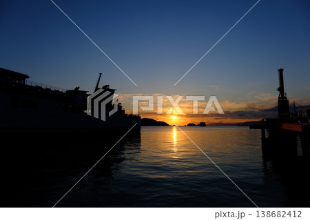 夕日に染まる八幡浜港 夕日に染まる八幡浜港 138682412