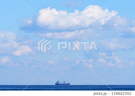 空と海に浮かぶ船と広がる水平線の風景 空と海に浮かぶ船と広がる水平線の風景 138682502