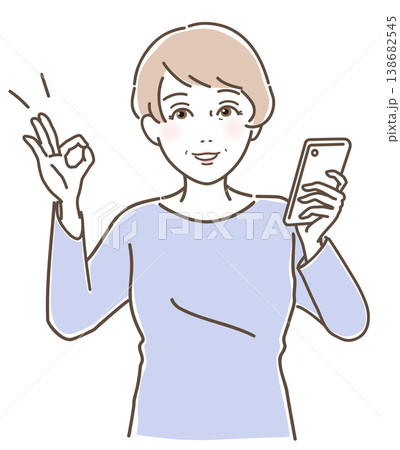スマホを持ちOKサインを送る笑顔の中高年女性（40代・50代・60代・シニア） 138682545