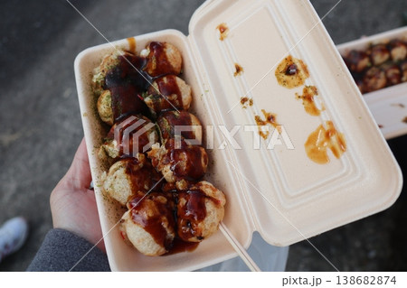 屋台で味わう出来たてたこ焼きの食べ歩きグルメ 138682874