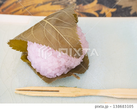 春を包む桜の香り、心ときめく桃色の桜餅 春を包む桜の香り、心ときめく桃色の桜餅 138683105