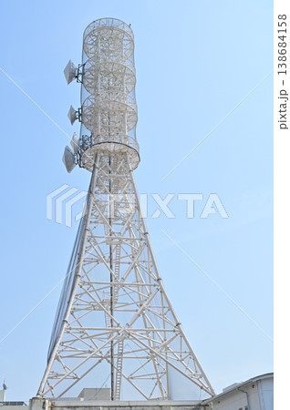 無線通信用の鉄塔 無線通信用の鉄塔 138684158