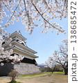 春光に輝く城郭と桜 138685472