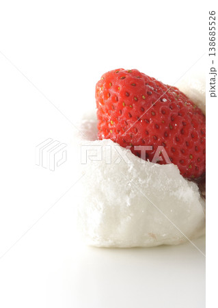 苺大福を白背景で単品撮影 苺大福を白背景で単品撮影 138685526