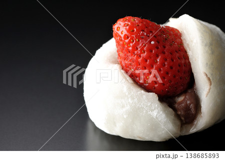 苺大福を黒背景で単品撮影 138685893
