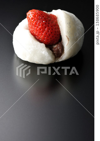 苺大福を黒背景で単品撮影 苺大福を黒背景で単品撮影 138685900
