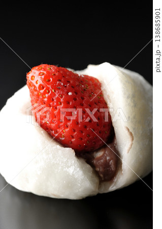 苺大福を黒背景で単品撮影 138685901