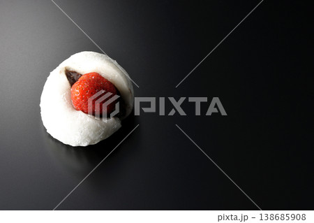 苺大福を黒背景で単品撮影 138685908