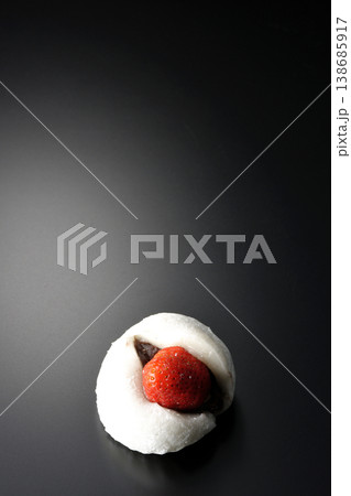 苺大福を黒背景で単品撮影 138685917