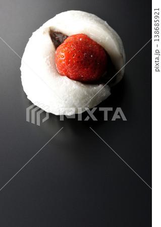 苺大福を黒背景で単品撮影 138685921