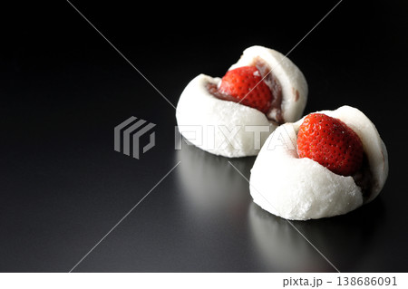 苺大福を黒背景で撮影 138686091
