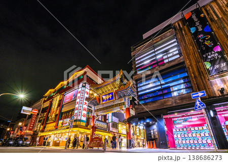 日本の横浜都市景観4日9日。変貌する横浜中華街。タクシーが…。中華街善隣門の横にカプセルトイ専門店 138686273