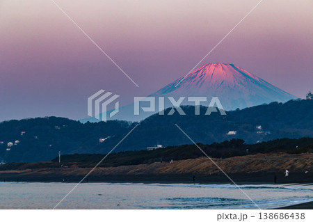 平塚海岸からの富士山(朝日による紅富士) 平塚海岸からの富士山(朝日による紅富士) 138686438