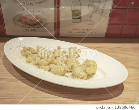 春の香り。粉チーズをたっぷり纏った「そら豆の天ぷら」 春の香り。粉チーズをたっぷり纏った「そら豆の天ぷら」 138686460