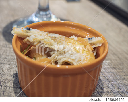 食欲をそそる彩り。オレンジの器に盛り付けられた海老の前菜 食欲をそそる彩り。オレンジの器に盛り付けられた海老の前菜 138686462