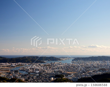 高知市北山から眺めた高知市街から浦戸湾や土佐湾の風景 138686588