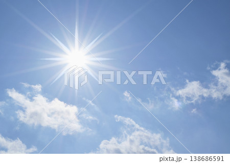 青空と太陽　直射日光　フリースペースイメージ（ fix撮影 ) 138686591