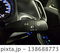 ​夜間の車内におけるヘッドライト操作レバーのクローズアップ 138688773