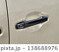 車のドアハンドル 138688976