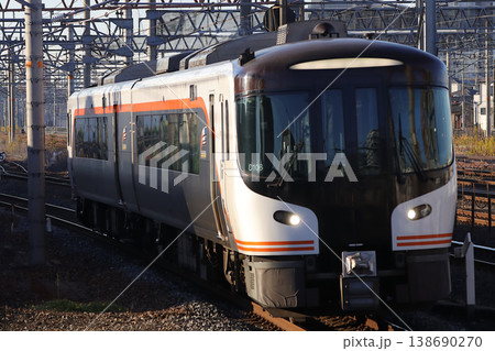 千里丘を通過するHC85系特急ひだ(D106編成) 138690270