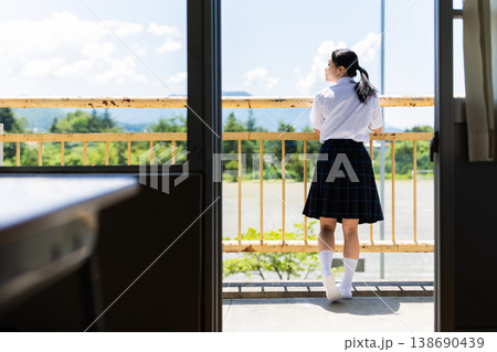 女子高生、ベランダから景色を眺める 138690439