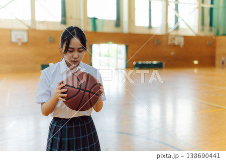体育館でボールを見つめる女子高生 体育館でボールを見つめる女子高生 138690441