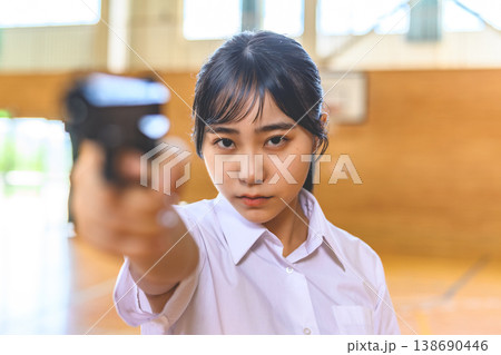 銃を構える女子高生 銃を構える女子高生 138690446