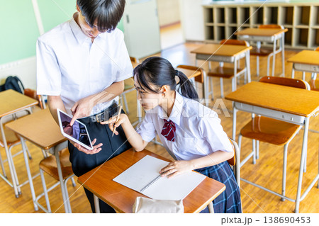 生徒、タブレットで勉強する 138690453