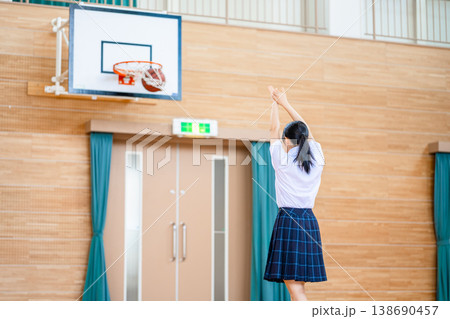 体育館でバスケットボールを投げる女子生徒 体育館でバスケットボールを投げる女子生徒 138690457