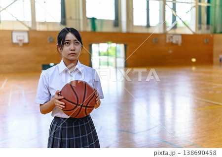 バスケットボールを持つ女子高生の顔と上半身 138690458