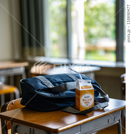 教室の机に置かれたオレンジジュースと鞄 138690477