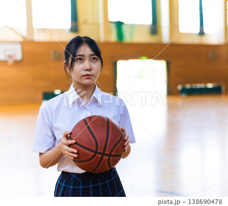 バスケットボールを持って見上げる女子高生 138690478