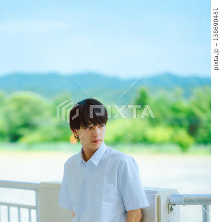屋外のテラスで佇む男子高校生 138690481