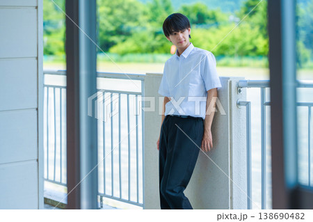 男子高校生、ベランダで佇む 男子高校生、ベランダで佇む 138690482