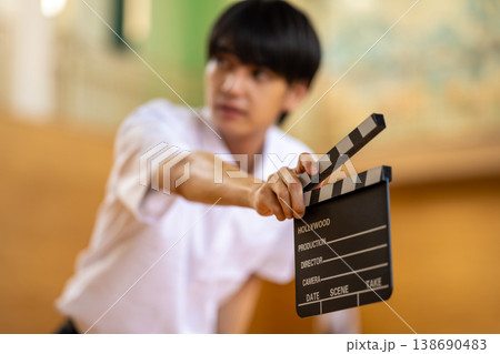 カチンコを持つ男子生徒 138690483