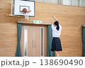 体育館でバスケットボールをする女子生徒 138690490