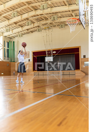 女子高生、体育館でバスケットボール 138690493