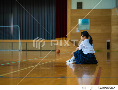 体育館で座る女子生徒 138690502