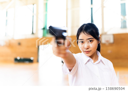 体育館で銃を構える女子高生 体育館で銃を構える女子高生 138690504