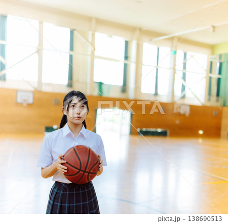 体育館でバスケットボールを持つ女子高生 138690513